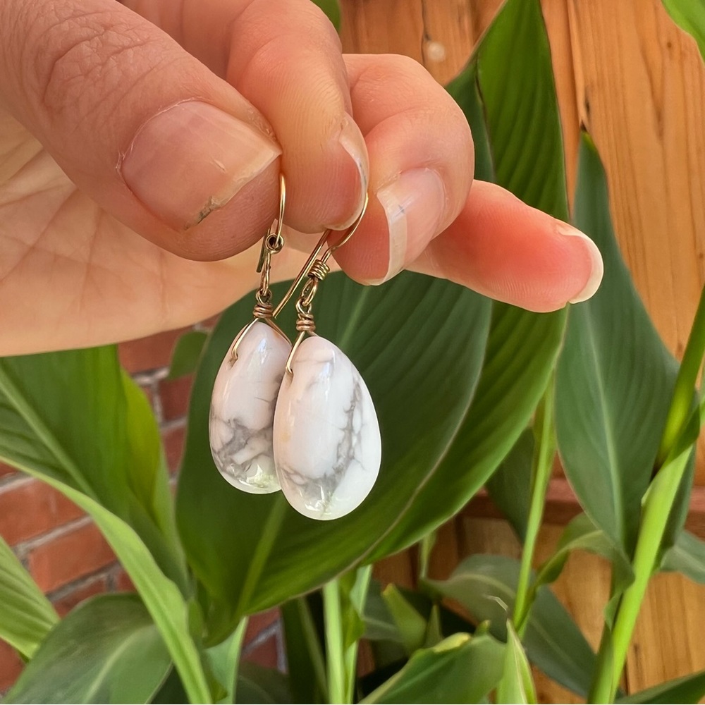 White Howlite Natural Stone Teardrop Gold Earrings 🌿